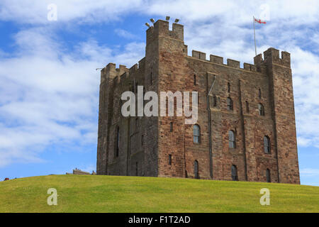 Château de Bamburgh, le donjon, avec drapeau anglais de Saint Georges, Bamburgh, Northumberland, Angleterre, Royaume-Uni, Europe Banque D'Images