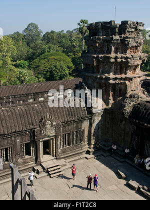 Les touristes au parc archéologique d'Angkor Wat, Site du patrimoine mondial de l'UNESCO, Siem Reap, Cambodge, Indochine, Asie du Sud, Asie Banque D'Images