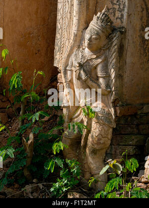 Vieux temples bouddhistes abandonnés dans la région du lac Inle, l'État de Shan, Myanmar, en Asie Banque D'Images