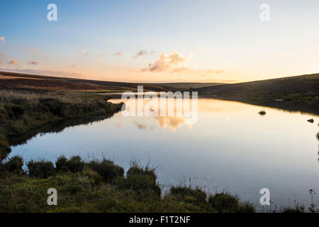 Les nuages se reflétant dans un petit lac au coucher du soleil, Nyika National Park, le Malawi, l'Afrique Banque D'Images