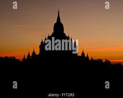 Lever du soleil dans les temples bouddhistes de Bagan (Pagan), le Myanmar (Birmanie), l'Asie Banque D'Images