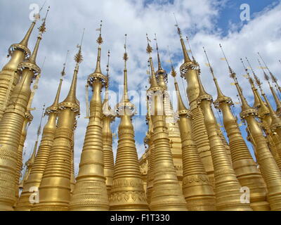 Vieux temple bouddhiste dans la région du lac Inle, l'État de Shan, Myanmar (Birmanie), l'Asie Banque D'Images