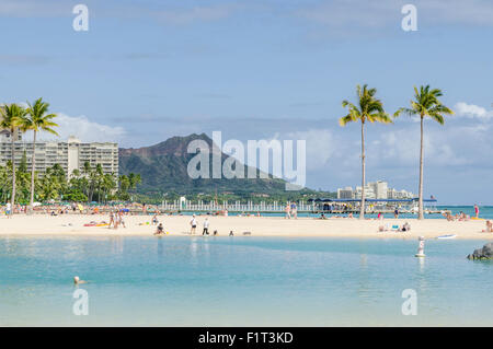 La plage de Waikiki et Diamond Head, Waikiki, Honolulu, Oahu, Hawaii, United States of America, Pacifique Banque D'Images