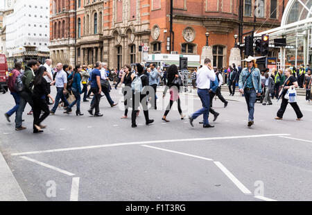 Les banlieusards occupé traverser la route pour gagner Bishopsgate frénétique entrée de la gare de Liverpool Street en août 2015 Banque D'Images