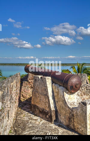 Old cannon, remparts de Fort San Felipe, bâti en 1733, la Laguna Bacalar, Quintana Roo, Mexique, Amérique du Nord Banque D'Images