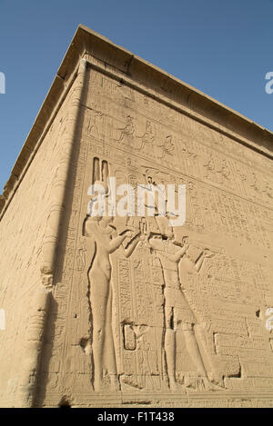 Relief représentant Cléopâtre et Caesarion, Temple d'Hathor, Dendérah, Égypte, Afrique du Nord, Afrique Banque D'Images