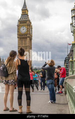 18 août 2015 - les touristes européens s'arrêter pour prendre des photos et images de Big Ben à Londres Banque D'Images