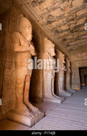 Des statues de Ramsès dans la position d'Osiris, salle hypostyle, Temple du Soleil, Abu Simbel, Site du patrimoine mondial de l'UNESCO, l'Égypte, l'Afrique du Nord Banque D'Images