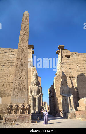 Obélisque de 25 mètres de haut en face de plyon 65 mètres de large, le temple de Louxor, Louxor, Thèbes, l'UNESCO, l'Égypte, l'Afrique du Nord Banque D'Images