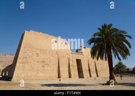 Premier pylône, Médinet Habou (temple funéraire de Ramsès III), Cisjordanie, Louxor, Thèbes, l'UNESCO, l'Égypte, l'Afrique du Nord Banque D'Images