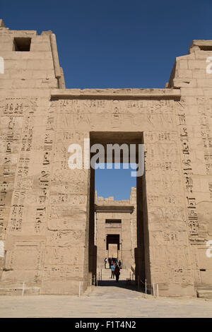 Portail du premier pylône, Médinet Habou (temple funéraire de Ramsès III), Cisjordanie, Louxor, Thèbes, l'UNESCO, l'Égypte Banque D'Images