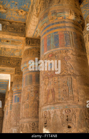 Colonnes de deuxième cour, Médinet Habou (temple funéraire de Ramsès III), Cisjordanie, Louxor, Thèbes, l'UNESCO, l'Égypte, l'Afrique du Nord Banque D'Images