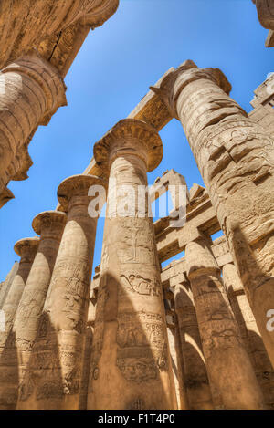 Colonnes de la salle hypostyle, Temple de Karnak, Louxor, Thèbes, Site du patrimoine mondial de l'UNESCO, l'Égypte, l'Afrique du Nord, Afrique Banque D'Images