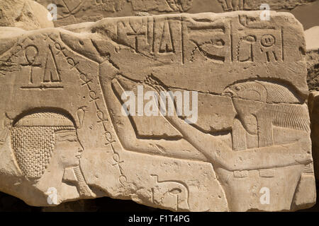 Bas-relief de Seti I, à gauche et à droite sur le dieu Horus, Temple de Karnak, Louxor, Thèbes, l'UNESCO, l'Égypte, l'Afrique du Nord Banque D'Images
