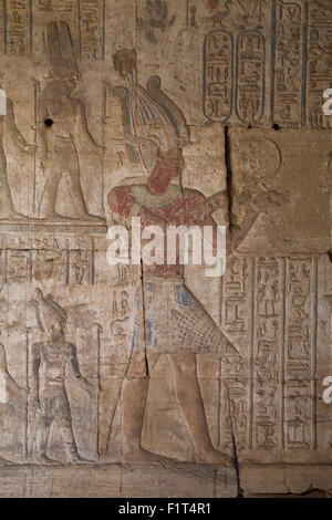 Bas-reliefs à l'intérieur du temple de l'OFFT, Temple de Karnak, Louxor, Thèbes, Site du patrimoine mondial de l'UNESCO, l'Égypte, l'Afrique du Nord, Afrique Banque D'Images