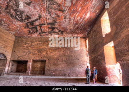 À l'intérieur de l'Urne tombe, tombes royales, Petra, Site du patrimoine mondial de l'UNESCO, la Jordanie, Moyen-Orient Banque D'Images