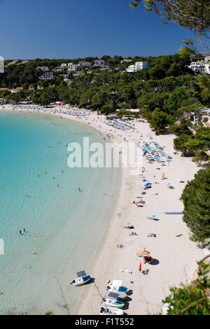Vue sur plage de sable blanc, Cala Galdana, Minorque, Iles Baléares, Espagne, Méditerranée, Europe Banque D'Images