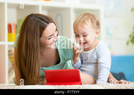 Heureuse mère et son enfant avec tablet pc Banque D'Images