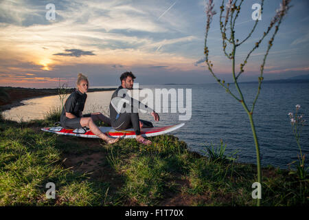 Surfers sitting on surfboard Banque D'Images