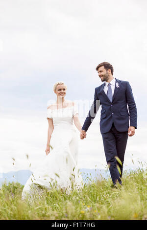 Bride and Groom walking hand in hand Banque D'Images