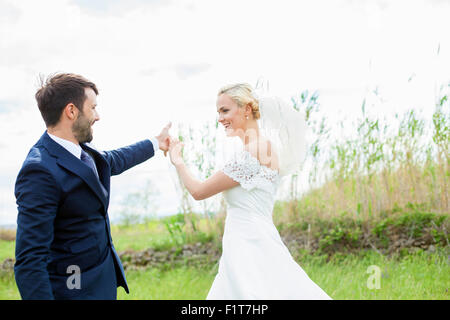 Bride and Groom Dancing in the meadow Banque D'Images