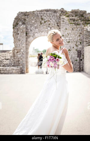 Bride holding bouquet robe de mariage en Banque D'Images