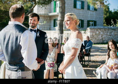 Mariés à la cérémonie du mariage sur la plage Banque D'Images