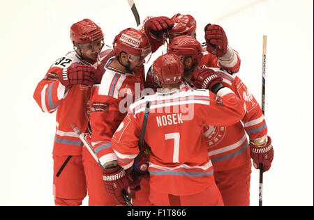 Trinec, République tchèque. 05 Sep, 2015. Les joueurs Trinec célébrer le premier but au cours de la Ligue de Hockey des Champions, Groupe G, 6e match HC Ocelari Trinec - KalPa Kuopio à Trinec, en République tchèque, le 5 septembre 2015. © Jaroslav Ozana/CTK Photo/Alamy Live News Banque D'Images