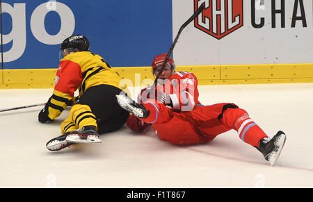 Trinec, République tchèque. 05 Sep, 2015. Saku Kinnunen de Kuopio, gauche, et Daniel Rakos de Trinec en action au cours de la Ligue de Hockey des Champions, Groupe G, 6e match HC Ocelari Trinec - KalPa Kuopio à Trinec, en République tchèque, le 5 septembre 2015. © Jaroslav Ozana/CTK Photo/Alamy Live News Banque D'Images