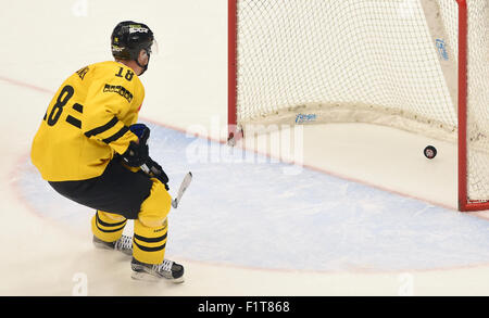 Trinec, République tchèque. 05 Sep, 2015. De Kuopio Anti Halonen observe impuissant la rondelle dans le but de son équipe lors de la Ligue des Champions, Groupe G, 6e match HC Ocelari Trinec - KalPa Kuopio à Trinec, en République tchèque, le 5 septembre 2015. © Jaroslav Ozana/CTK Photo/Alamy Live News Banque D'Images