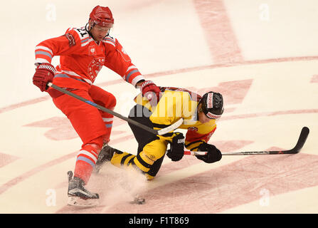 Trinec, République tchèque. 05 Sep, 2015. Tomas Linhart de Trinec, gauche, et Miika Pitkanen de Kuopio en action au cours de la Ligue de Hockey des Champions, Groupe G, 6e match HC Ocelari Trinec - KalPa Kuopio à Trinec, en République tchèque, le 5 septembre 2015. © Jaroslav Ozana/CTK Photo/Alamy Live News Banque D'Images