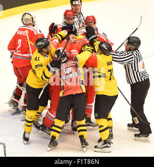 Trinec, République tchèque. 05 Sep, 2015. Une échauffourée devant l'acheminent jusqu'Trinec au cours de la Ligue de Hockey des Champions, Groupe G, 6e match HC Ocelari Trinec - KalPa Kuopio à Trinec, en République tchèque, le 5 septembre 2015. © Jaroslav Ozana/CTK Photo/Alamy Live News Banque D'Images