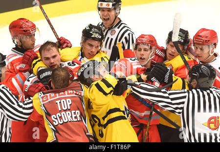 Trinec, République tchèque. 05 Sep, 2015. Une échauffourée devant l'acheminent jusqu'Trinec au cours de la Ligue de Hockey des Champions, Groupe G, 6e match HC Ocelari Trinec - KalPa Kuopio à Trinec, en République tchèque, le 5 septembre 2015. © Jaroslav Ozana/CTK Photo/Alamy Live News Banque D'Images