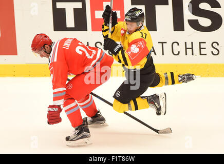 Trinec, République tchèque. 05 Sep, 2015. Tomas Linhart de Trinec, gauche, et Janne Katosalmi de Kuopio en action au cours de la Ligue de Hockey des Champions, Groupe G, 6e match HC Ocelari Trinec - KalPa Kuopio à Trinec, en République tchèque, le 5 septembre 2015. © Jaroslav Ozana/CTK Photo/Alamy Live News Banque D'Images