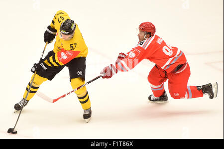 Trinec, République tchèque. 05 Sep, 2015. Joonas Lyytinen de Kuopio, gauche, et Erik Hrna de Trinec en action au cours de la Ligue de Hockey des Champions, Groupe G, 6e match HC Ocelari Trinec - KalPa Kuopio à Trinec, en République tchèque, le 5 septembre 2015. © Jaroslav Ozana/CTK Photo/Alamy Live News Banque D'Images