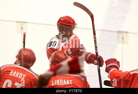 Trinec, République tchèque. 05 Sep, 2015. Erik Hrna de Trinec célèbre un but avec ses coéquipiers au cours de la Ligue de Hockey des Champions, Groupe G, 6e match HC Ocelari Trinec - KalPa Kuopio à Trinec, en République tchèque, le 5 septembre 2015. © Jaroslav Ozana/CTK Photo/Alamy Live News Banque D'Images