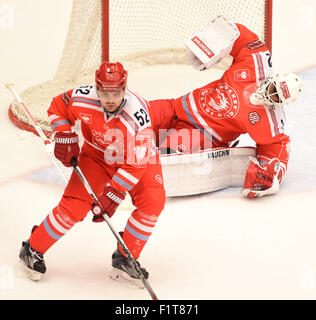 Trinec, République tchèque. 05 Sep, 2015. Joueurs de Milan Doudera Trinec, gauche, et le gardien Peter Hamerlik durant la Ligue des Champions, Groupe G, 6e match HC Ocelari Trinec - KalPa Kuopio à Trinec, en République tchèque, le 5 septembre 2015. © Jaroslav Ozana/CTK Photo/Alamy Live News Banque D'Images