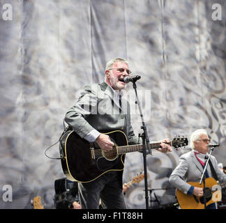 Northiam, Surrey, Angleterre, Royaume-Uni. 5e septembre 2015. Steve Harley, chantant et jouant de la guitare, joue à la Rock 'n' Chevaux événement tenu au Kraanlei 2 park Polo Club, Ewhurst, Surrey, UK. L'événement a eu lieu à l'appui de l'UK du cancer de la prostate. Credit : Graham Prentice/Alamy Live News Banque D'Images