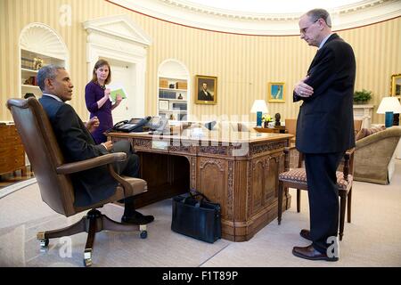 Le président des États-Unis, Barack Obama rencontre avec Amy Rosenbaum, Administrateur assistant adjoint du président pour les affaires législatives et Martin Paone, Administrateur assistant adjoint du président pour les affaires législatives dans le bureau ovale de la Maison Blanche le 20 avril 2015 à Washington, DC. Banque D'Images