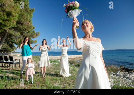 Mariée bouquet jetant à réception de mariage Banque D'Images