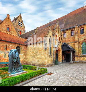 Brugge Oud Sint Janshospitaal et église Notre Dame Banque D'Images