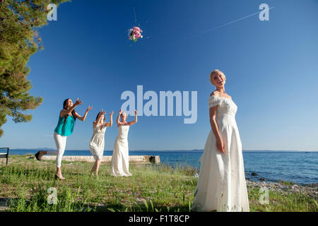 Mariée bouquet jetant à réception de mariage Banque D'Images