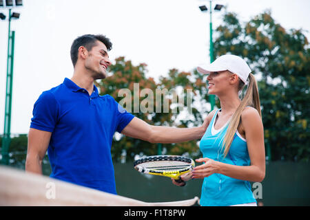 Couple de joueurs de tennis de parler à la cour après un match Banque D'Images