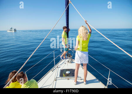 Groupe d'amis ensemble sur voilier, Mer Adriatique Banque D'Images