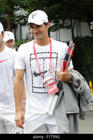 Londres, Royaume-Uni, le 2 juillet 2015 : Roger Federer vu sur sa façon de jouer son jeu au Wimbledon Championships 2015 Jour 4 Banque D'Images