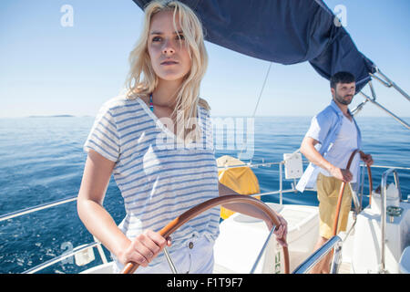 Jeune couple Ensemble de direction sur voilier, Mer Adriatique Banque D'Images