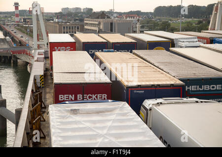 Camions sur Stena Lines Ferry, Port de Rotterdam, crochet de Hollande, Pays-Bas Banque D'Images