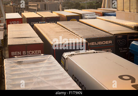 Camions sur Stena Lines Ferry, Port de Rotterdam, crochet de Hollande, Pays-Bas Banque D'Images