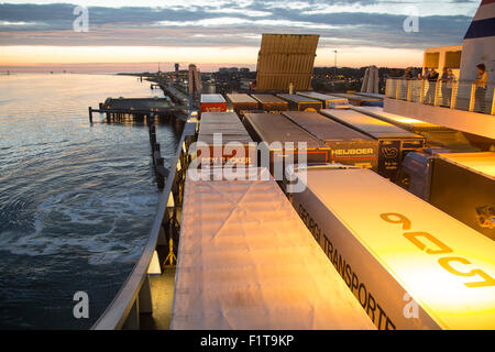 Camions sur Stena Lines Ferry, Port de Rotterdam, crochet de Hollande, Pays-Bas Banque D'Images