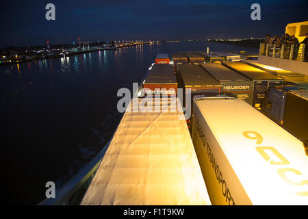 Camions sur Stena Lines Ferry, Port de Rotterdam, crochet de Hollande, Pays-Bas Banque D'Images